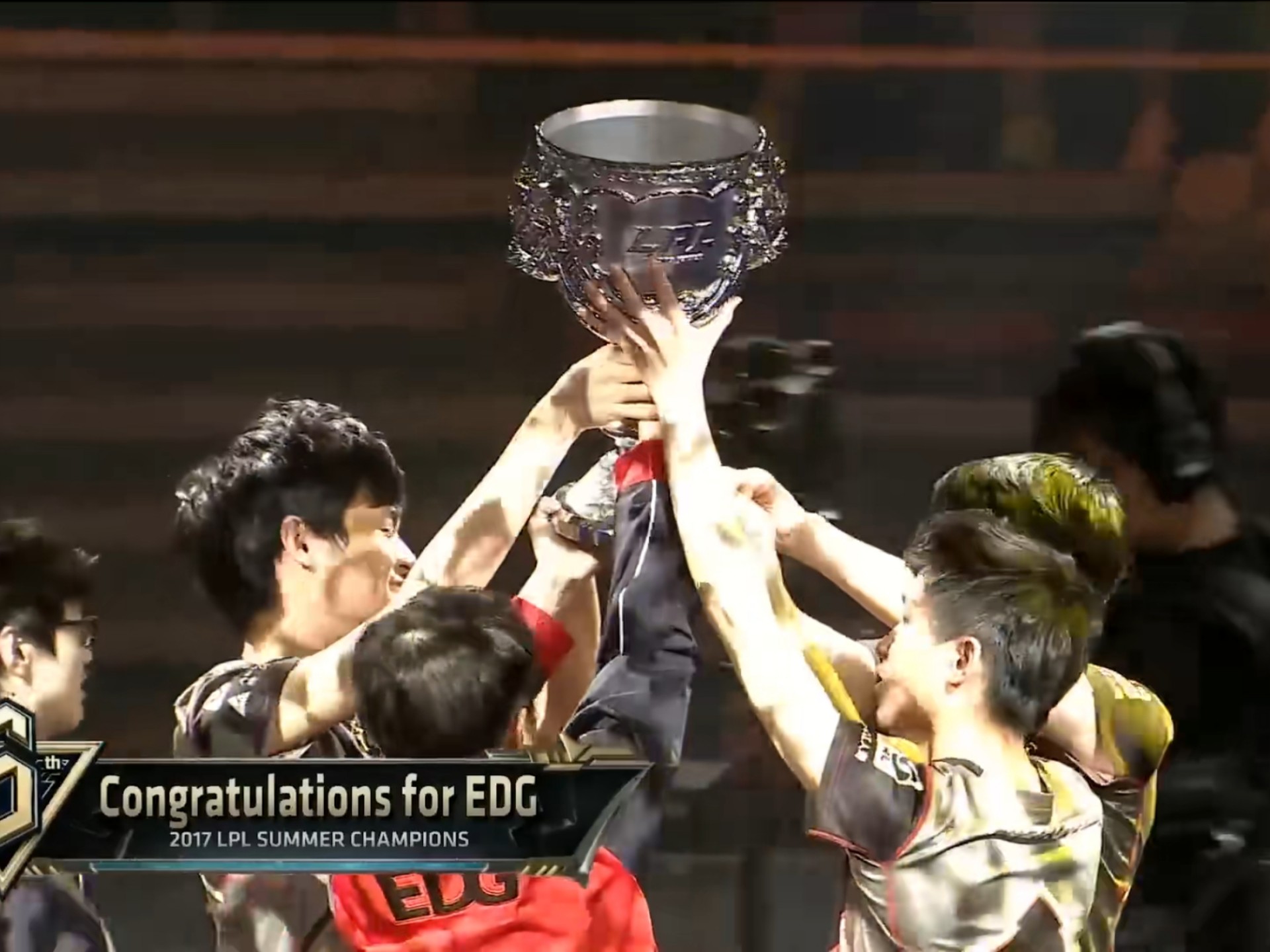 开云体育-EDG血洗TL，Uzi开启传奇时刻顶尖较量淘汰赛，留下经典瞬间