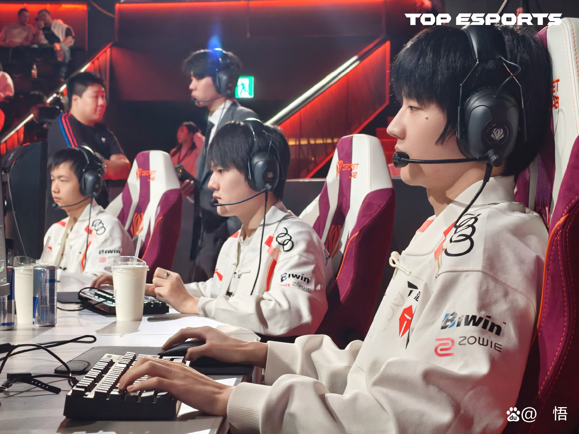 HLE轻取LGD，Knight单局斩获MVP宿敌对决八强赛，锁定晋级资格