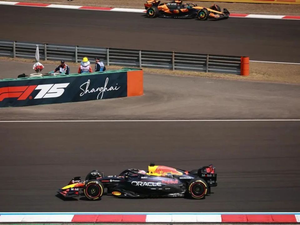 开云体育中国-阿斯顿马丁完胜威廉姆斯，汉密尔顿关键制胜的简单介绍