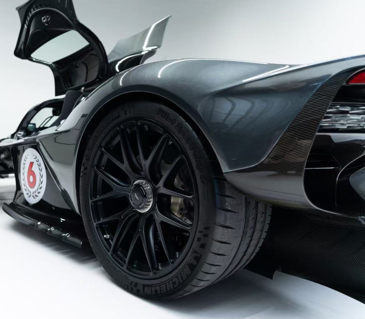 阿斯顿马丁轻取索伯车队，皮亚斯特里惊艳四座